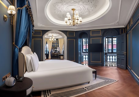 Suite presidencial, balcón, vistas a la ciudad | Caja fuerte, escritorio, tabla de planchar con plancha y cunas gratuitas. Hotel Banov Townscape Wuhan