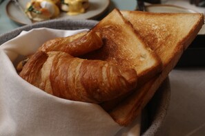 A breakfast setting with croissants and toasted bread. - Hotel Banov Townscape Wuhan (Wuhan)
