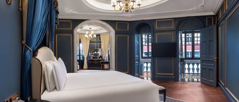 Suite – president, balkong, byutsikt | Safe på rommet, skrivebord, strykejern/-brett og wi-fi (inkludert)