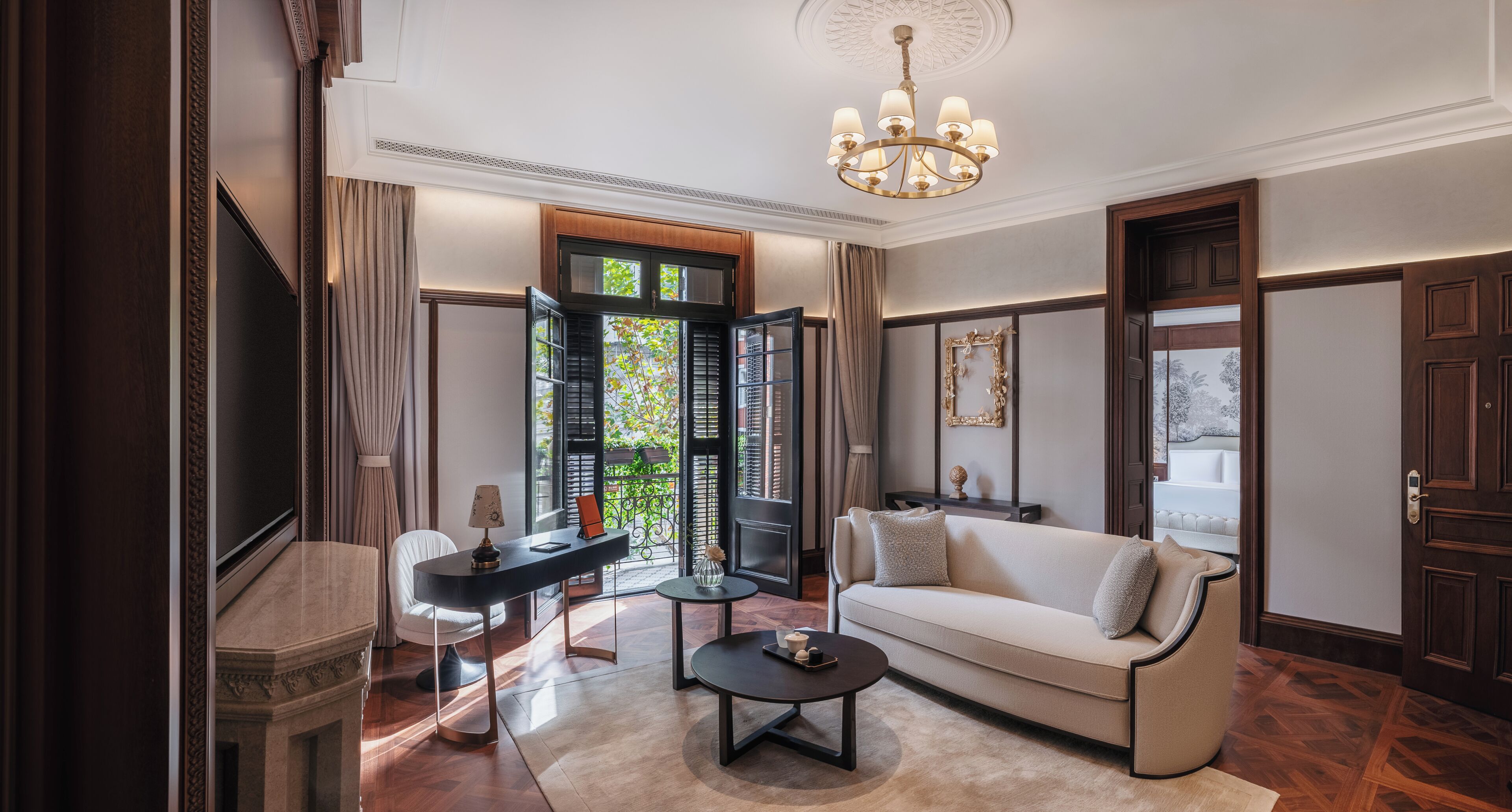 Premier-Suite, Stadtblick | Wohnzimmer | 40-Zoll-LCD-Fernseher mit Kabelempfang