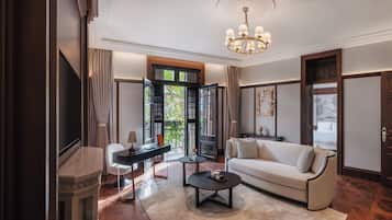 Premier-Suite, Stadtblick | Wohnzimmer | 40-Zoll-LCD-Fernseher mit Kabelempfang