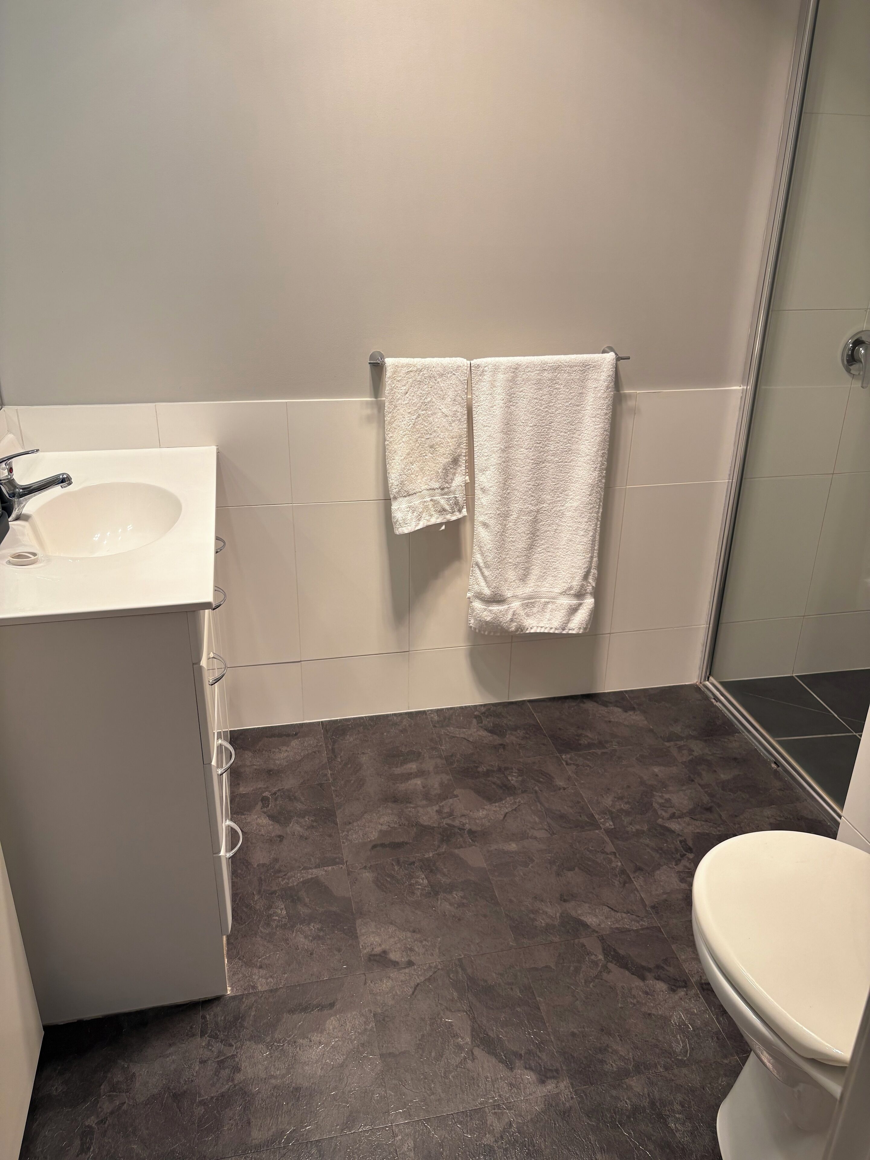 Douche, sèche-cheveux, serviettes fournies, savon