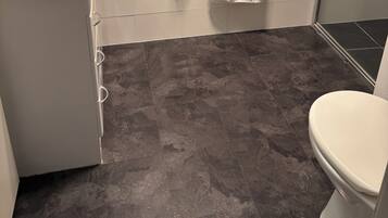 Douche, sèche-cheveux, serviettes fournies, savon