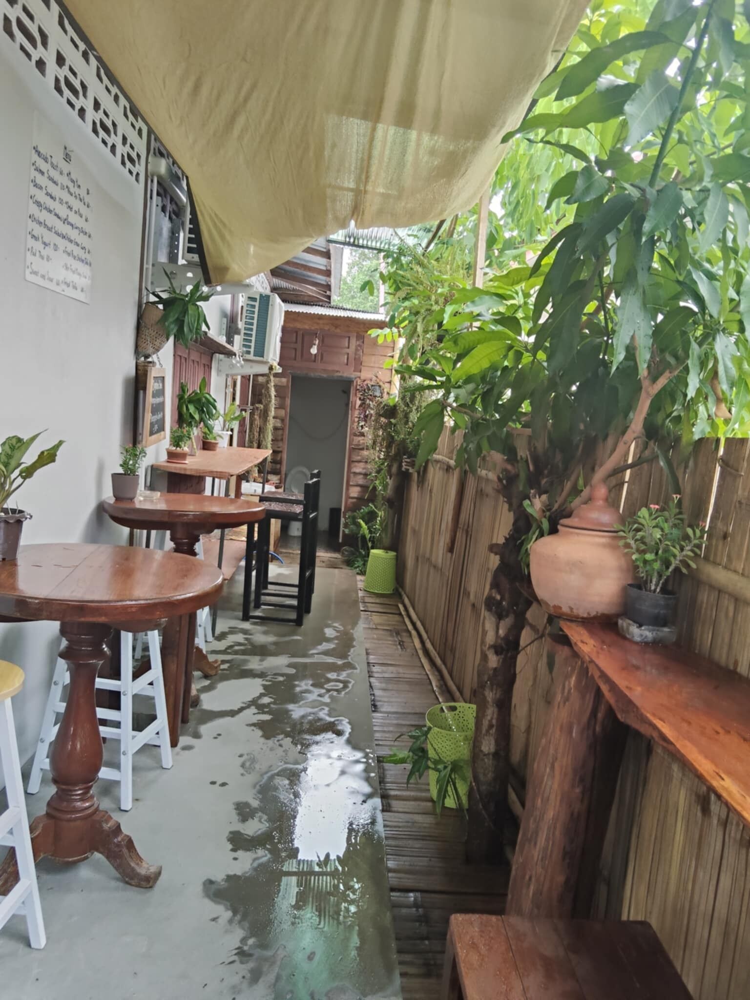 Shared Dormitory | Outdoor dining