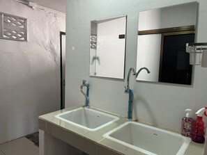 Shared Dormitory | Bathroom - Pa kham Hostel (Pai)