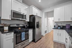 Frigorífico, microondas, horno y placa de cocina