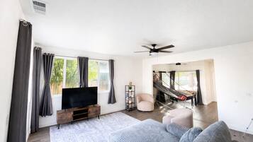 Smart TV, futbolito y libros