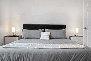 3 slaapkamers, een strijkplank/strijkijzer, gratis wifi, beddengoed