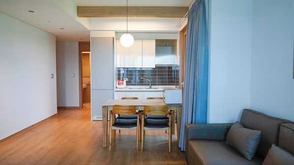 Una cocina moderna con comedor, sofá y vistas al salón.