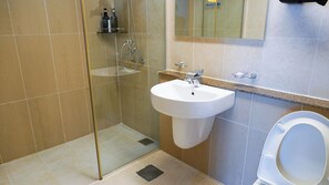 A modern bathroom with a glass shower enclosure, a white sink, and a toilet. - Sagewood Yeosu Gyeongdo Resort (Yeosu)