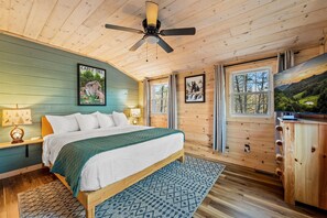 3 bedrooms, iron/ironing board, free WiFi, bed sheets - Private 10-Hole Mini Golf, Bowling, Game Room, Arcade, Hot Tub, Playground (Sevierville)
