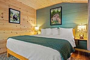 3 bedrooms, iron/ironing board, free WiFi, bed sheets - Private 10-Hole Mini Golf, Bowling, Game Room, Arcade, Hot Tub, Playground (Sevierville)