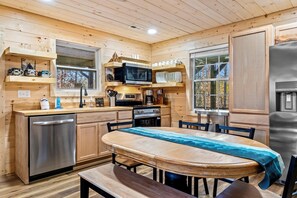 Coffee/tea maker, fridge, microwave, oven - Private 10-Hole Mini Golf, Bowling, Game Room, Arcade, Hot Tub, Playground (Sevierville)