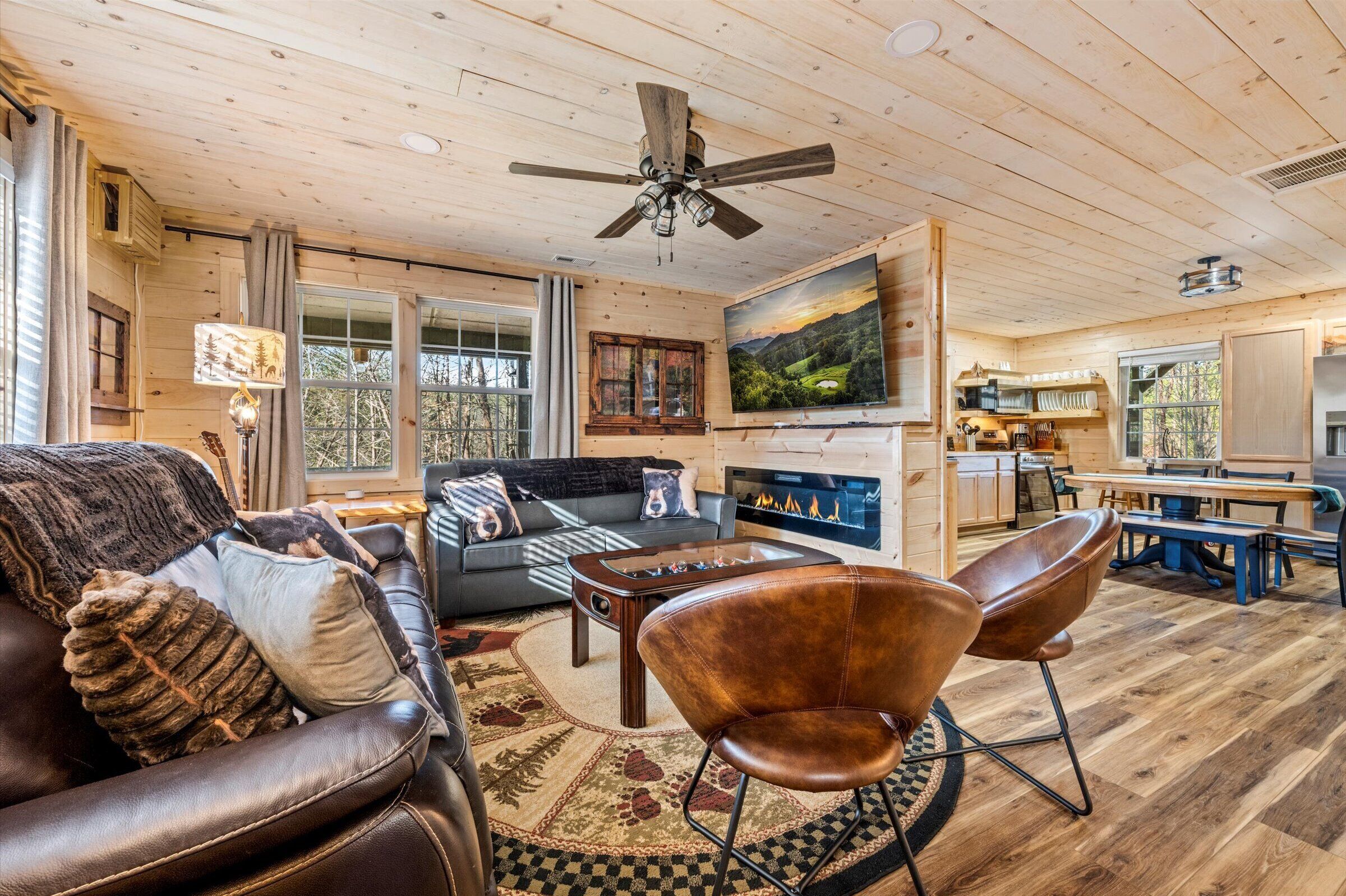 Een smart-tv, een open haard en boeken