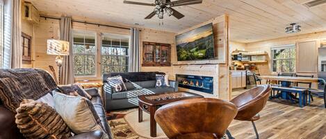 Een smart-tv, een open haard en boeken