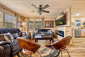 Smart TV, fireplace, books - Private 10-Hole Mini Golf, Bowling, Game Room, Arcade, Hot Tub, Playground (Sevierville)