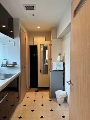 Deluxe Room, City View | Private kitchen