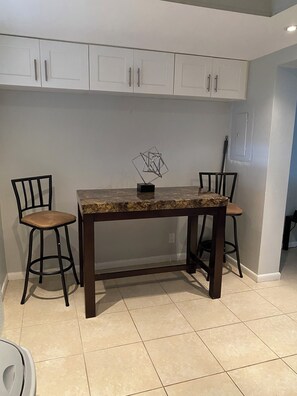 Dining - Cozy 1-bedroom apartment in charming Boynton Beach with AC (Boynton Beach)