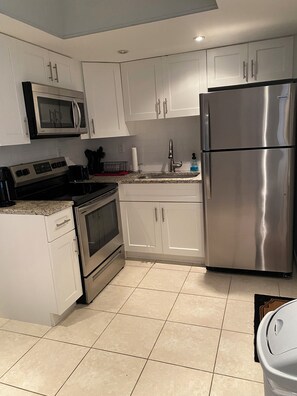 Microwave, oven, stovetop - Cozy 1-bedroom apartment in charming Boynton Beach with AC (Boynton Beach)
