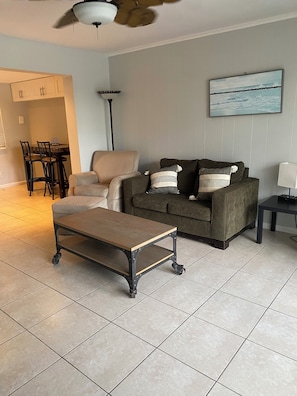 TV - Cozy 1-bedroom apartment in charming Boynton Beach with AC (Boynton Beach)