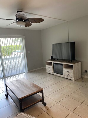 TV - Cozy 1-bedroom apartment in charming Boynton Beach with AC (Boynton Beach)