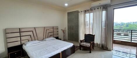 Iron/ironing board, Internet, bed sheets