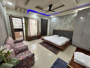 Iron/ironing board, internet, bed sheets