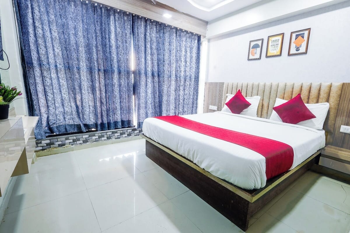 Deluxe Room, City View | Desk, free WiFi