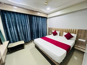 Phòng Deluxe, quang cảnh thành phố | Bàn, truy cập Internet không dây miễn phí 