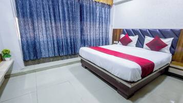 Habitación Deluxe, vistas a la ciudad | Escritorio y wifi gratis