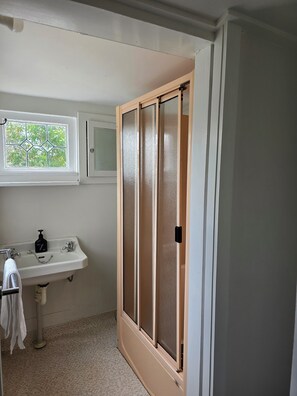 Ducha, secador de pelo, toallas, jabón