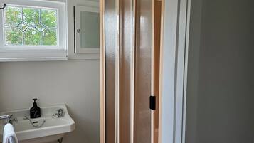 Regadera, secadora de cabello, toallas, jabón