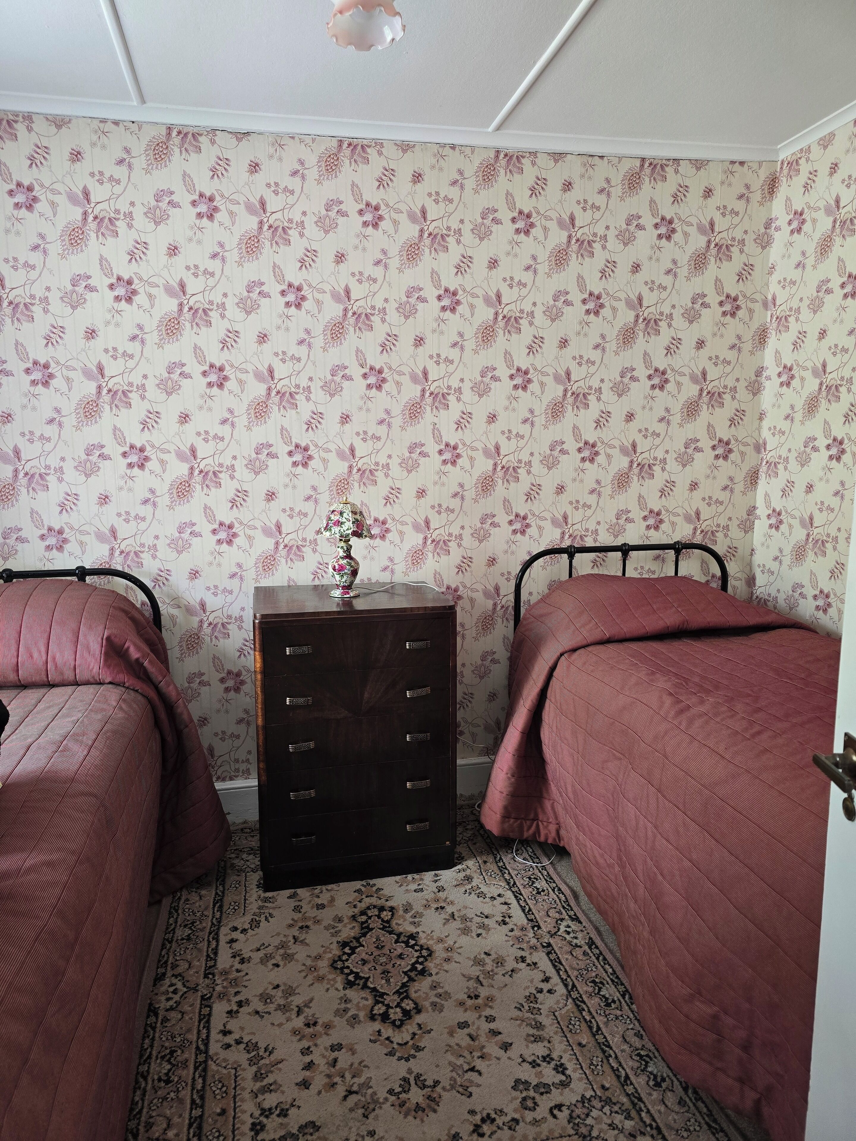 2 habitaciones, tabla de planchar con plancha y wifi gratis 