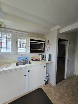 Fridge, microwave, oven, stovetop - Historic Miner's Cottage - Self Contained (Roxburgh)