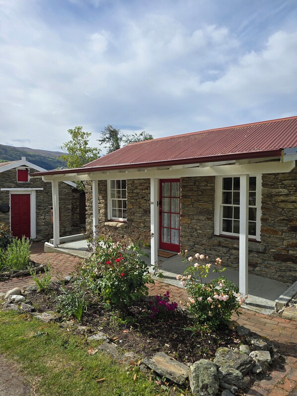 Exterior - Historic Miner's Cottage - Self Contained (Roxburgh)