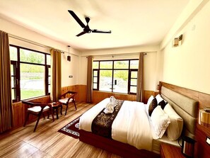 Deluxe tweepersoonskamer, uitzicht op bergen | Een bureau, gratis wifi