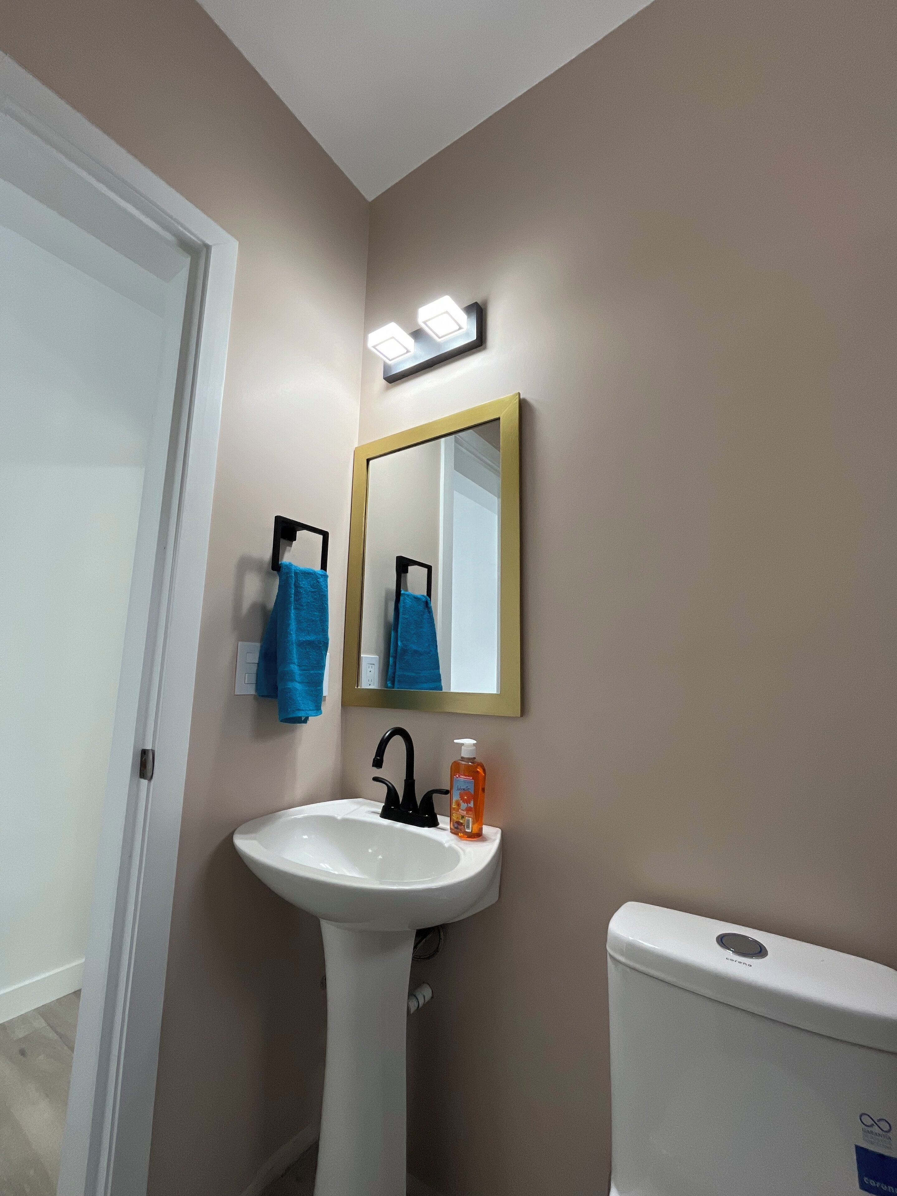 Haartrockner, Handtücher, Seife, Toilettenpapier