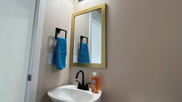 Haartrockner, Handtücher, Seife, Toilettenpapier