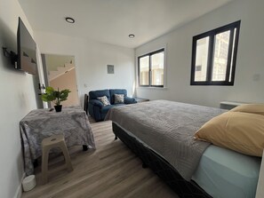 Tabla de planchar con plancha, wifi, ropa de cama