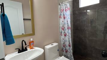 Haartrockner, Handtücher, Seife, Toilettenpapier