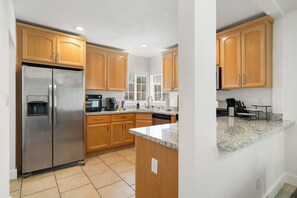 Fridge, microwave, oven, stovetop - 3-bedroom house in peaceful Sacramento/Minutes from UC Davis Health (Sacramento)