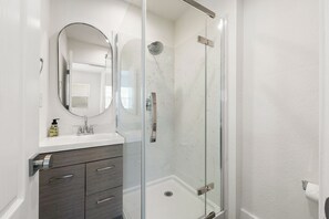 Dusche, Haartrockner, Handtücher, Seife