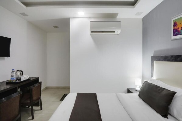 Deluxe Double Room | Free WiFi - Comfy Stay Hotels (New Delhi)