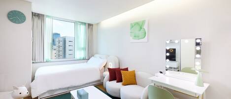 Iron/ironing board, WiFi, bed sheets