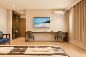 Luxury Double Room | Desk, laptop workspace, free WiFi - JUN YUE VI Lagos hotel (Lagos)