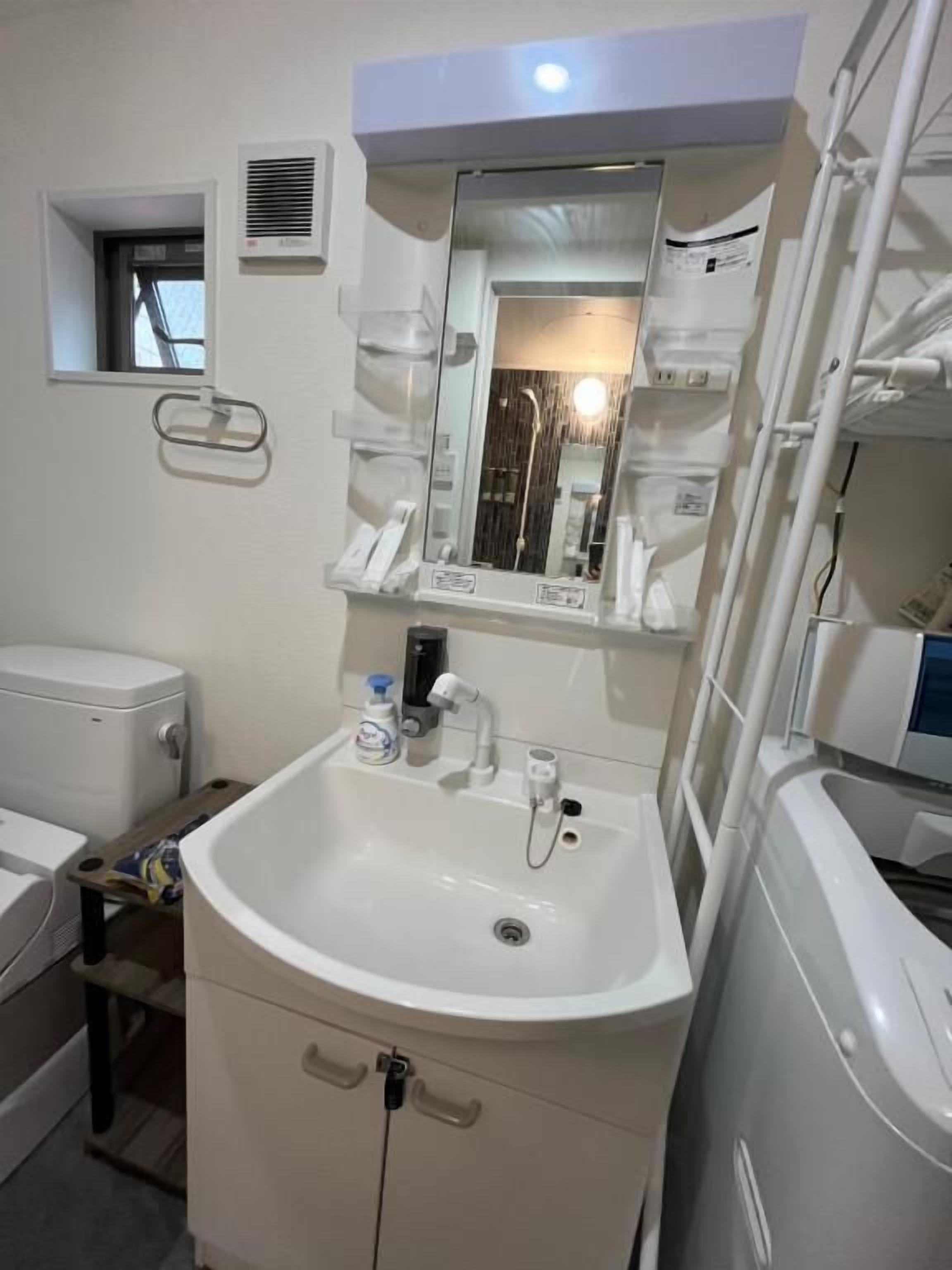 Twin Room, 2 Twin Beds, Lanai, City View | Bathroom | Separate tub and shower, free toiletries, hair dryer, slippers