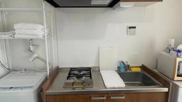 Phòng đơn, lanai, quang cảnh thành phố | Bếp riêng | Tủ lạnh, lò vi sóng, bếp nấu, dụng cụ nấu nướng/bát dĩa/dao nĩa