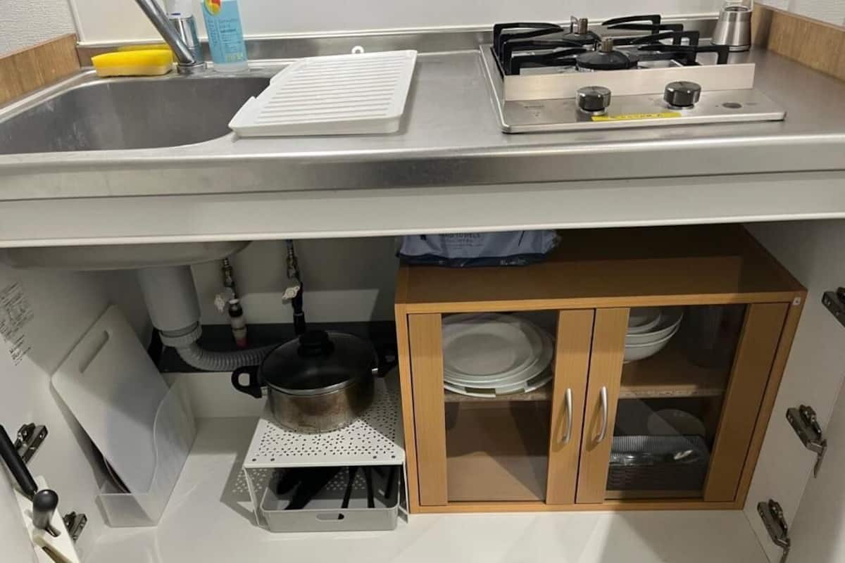 Single Room, Private Bathroom, City View | Private kitchen | Fridge, microwave, stovetop, cookware/dishes/utensils