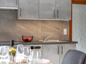 Réfrigérateur, four, plaque de cuisson, lave-vaisselle