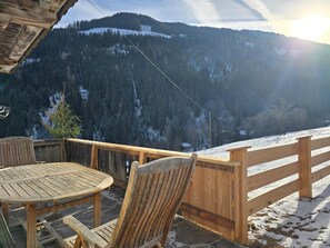 Outdoor dining - Farmhouse holiday apartment with stunning views (Alpbach)